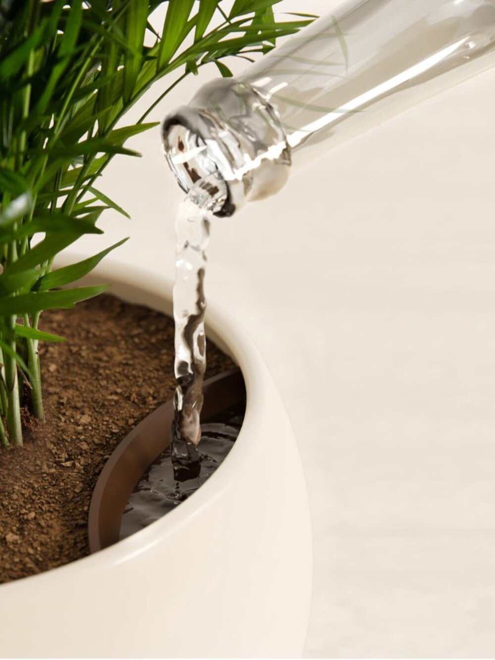 Easyplant Self-Watering Ceramic Planter Pot. Shiny Eggwhite. Monet. - Picture 2 of 10